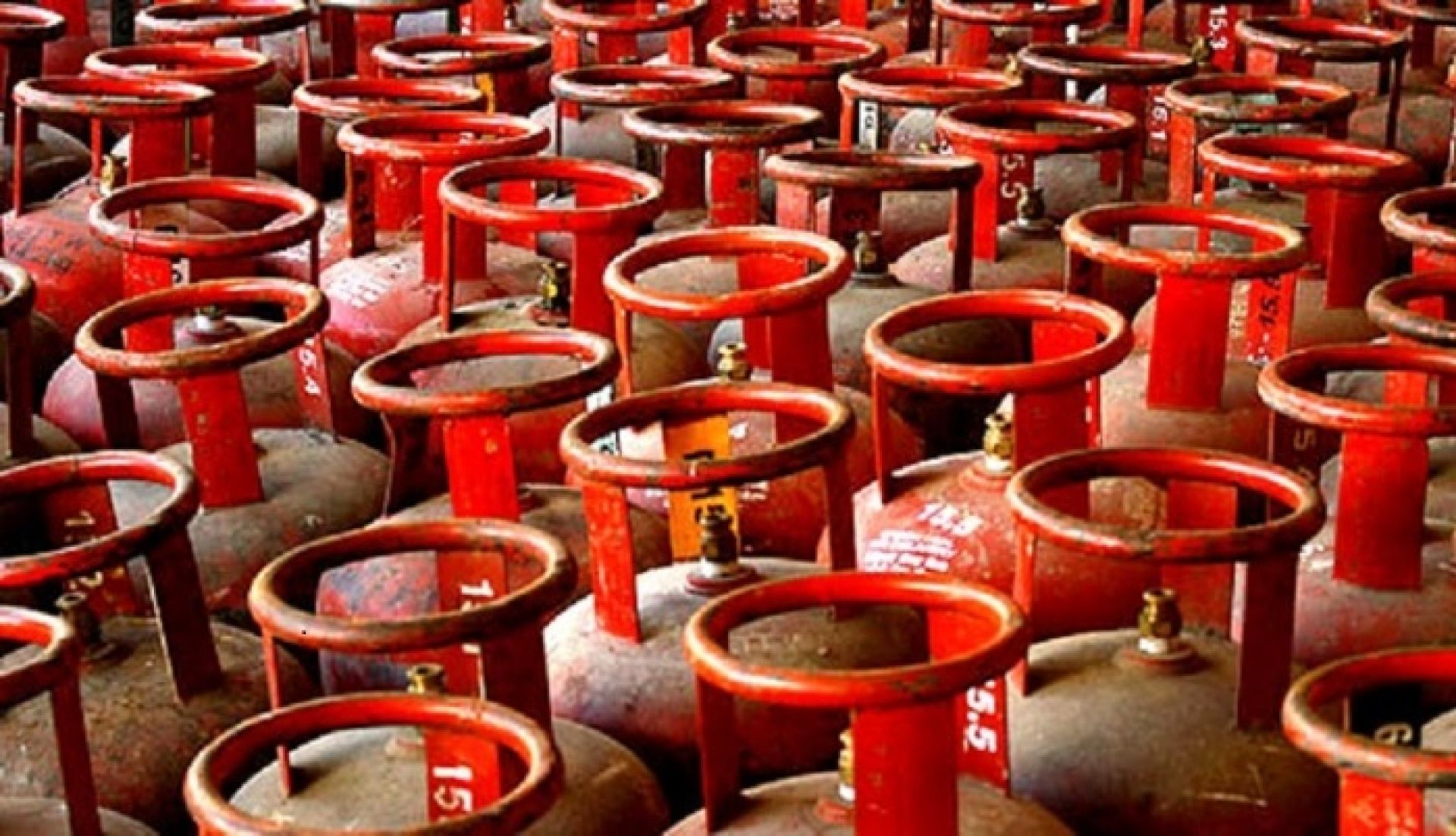 भारतमा ग्यास सिलिन्डरको मूल्य दुई सय रुपैयाँले घट्यो 